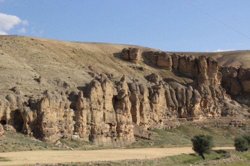 Karaman’daki sıralı kayalıklar peri bacalarını anımsatıyor
