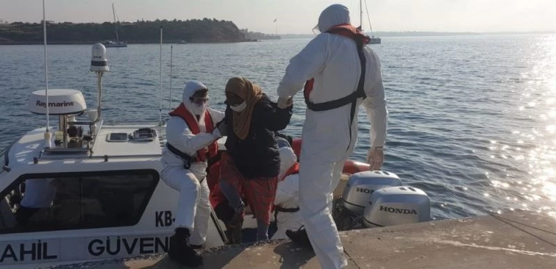 Ölüme terk edilen göçmenleri, Sahil Güvenlik botu kurtardı
