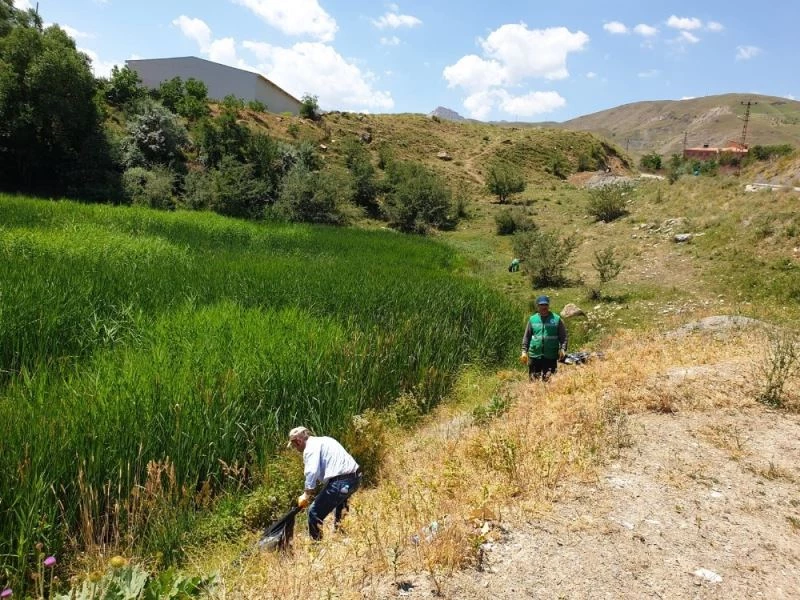 Golazüryan Göleti belediye ekiplerince temizlendi
