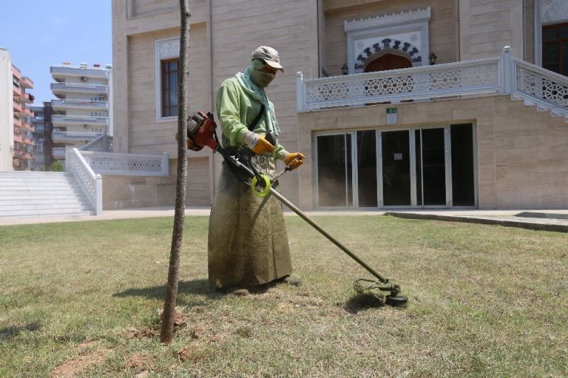 Efeler Belediyesi İl Müftülüğü’nde yeşil alan temizliği yaptı
