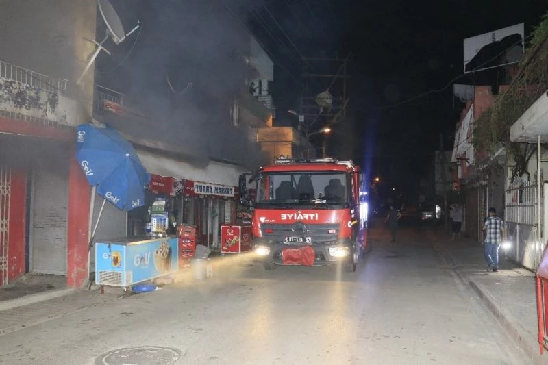 Buzdolabından çıkan yangın bakkalı küle çevirdi
