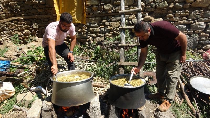 68 yaşındaki Behçet Dede, ürettiği organik dut reçeli siparişlerini yetiştiremiyor
