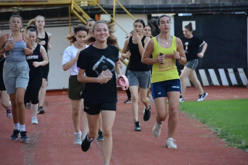 Yunusemreli voleybolcular ilk idmanını yaptı
