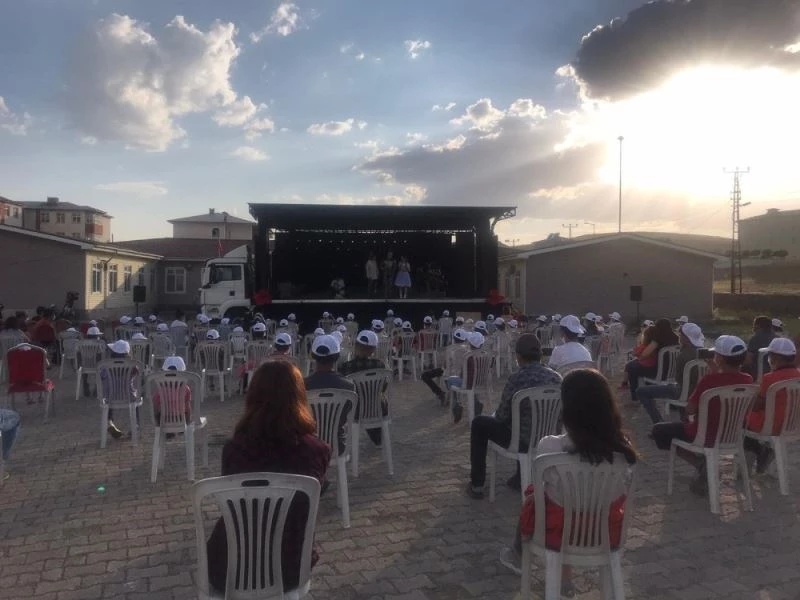 ’Oz Büyücüsü’ oyunu Tutak ilçesinde sahne aldı
