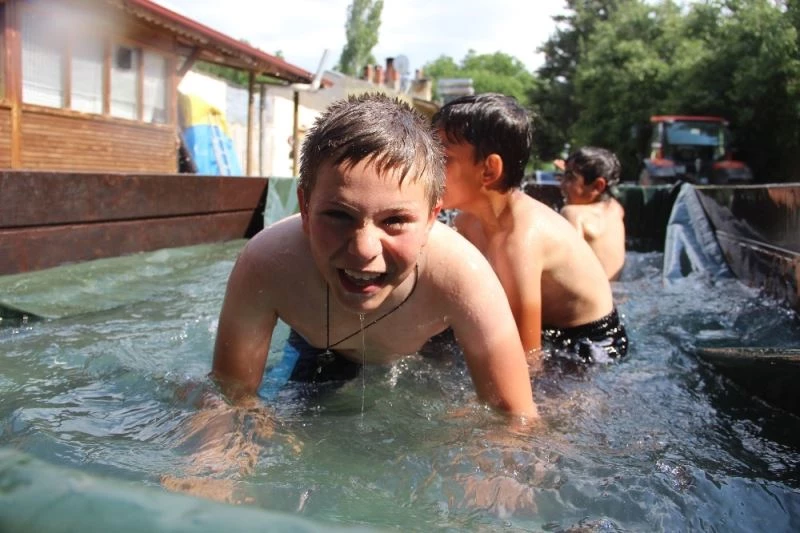 Bunaltıcı sıcaklıklara karşı çözümü traktör römorkunda buldular
