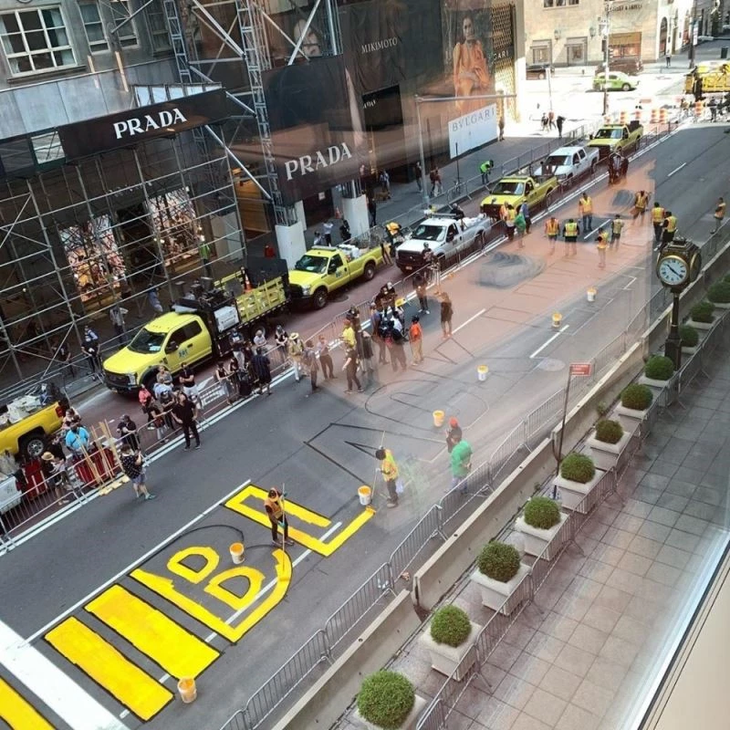 ABD’de Trump Tower’ın karşısına “Black Lives Matter” sloganı yazıldı
