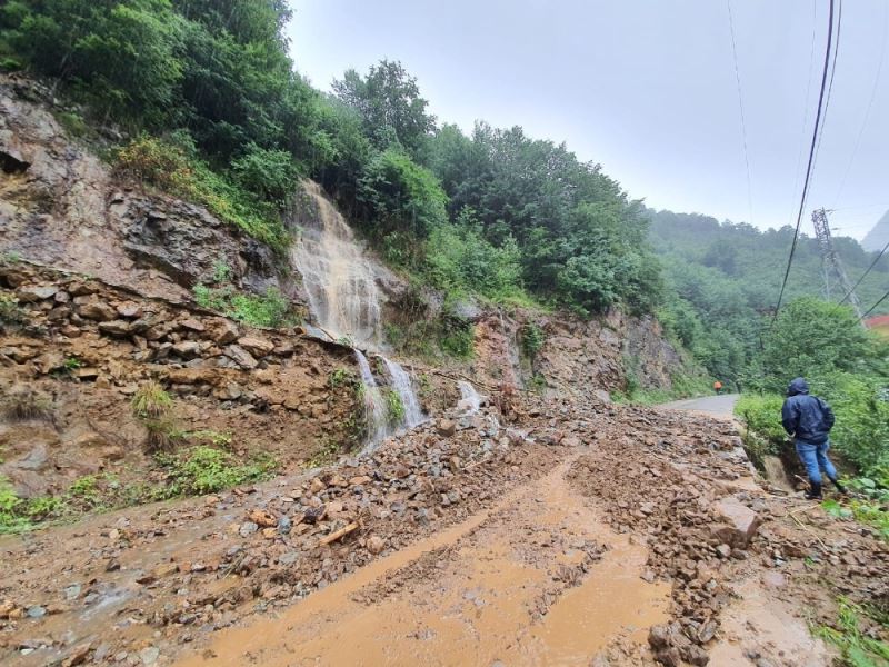 Giresun’da etkili olan sağanak yağış nedeniyle karayollarında heyelan meydana geldi
