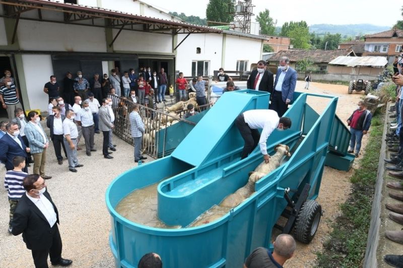 İnegöl Belediyesi, çiftçilere ‘Taşınabilir Hayvan Yıkama Havuzu’ aldı
