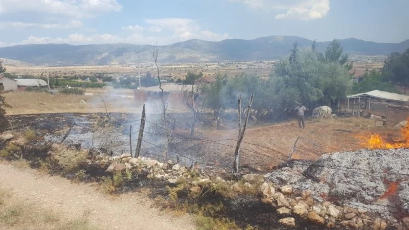 Tellere temas eden kargalar yangına sebep oldu
