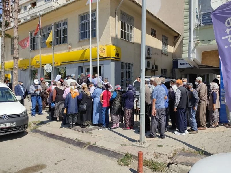 PTT önünde kuyruk uzadı, sosyal mesafe unutuldu
