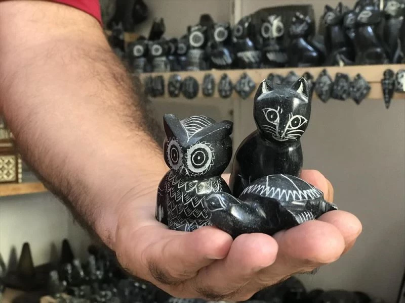 Arif usta işlediği taşlara değer katıyor