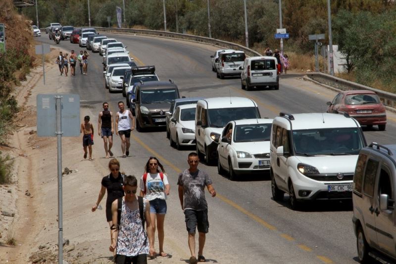 Ölüdeniz’e ulaşmak için kilometrelerce yürüdüler
