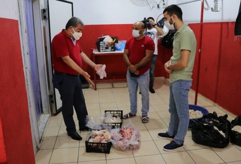 Adana’da yüzlerce kilo kokmuş et ve sakatat ele geçirildi
