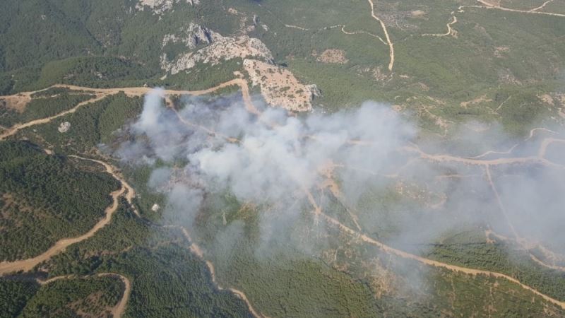 İzmir’in Menderes ilçesi Görece mevkiinde orman yangını çıktı. Yangına 2 uçak, 6 helikopter, 30 arazöz ve 2 iş makinesi ile müdahale edilirken, yükselen dumanlar kilometrelerce uzaktan görülüyor.
