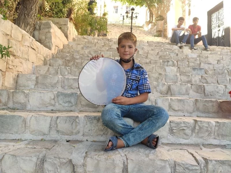 Yanık sesiyle turistlerin ilgisini çeken minik Bünyamin’in anlamlı hayali
