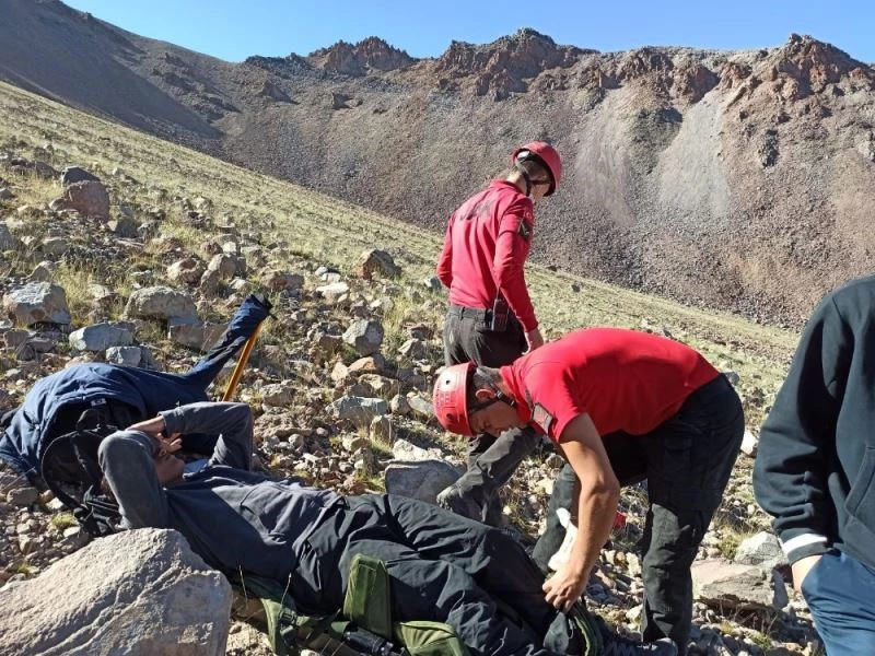 Erciyes’te rahatsızlanan dağcıyı JAK Timi kurtardı
