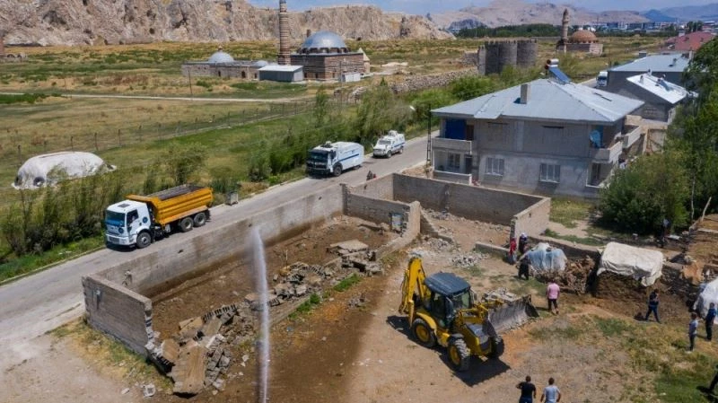 İpekyolu’nda ahır yıkımları devam ediyor

