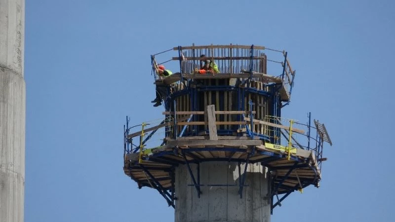 Vinç arıza yaptı, metrelerce yüksekte kurtarılmayı beklediler
