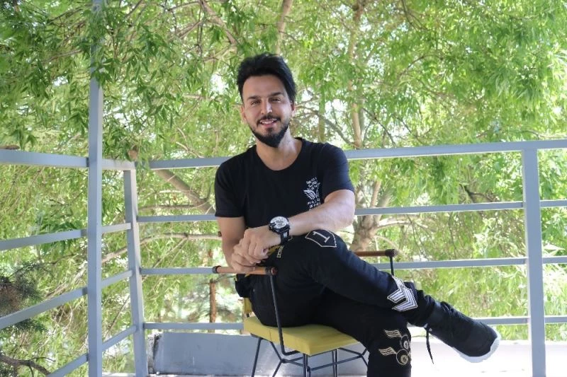 Güzellik ve estetik uzmanı pandemi kısıtlamasında can sıkıntısından çektiği videolarla bir anda sosyal medya fenomeni oldu
