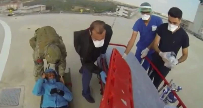 Yaralı dağcıyı askerler böyle kurtardı
