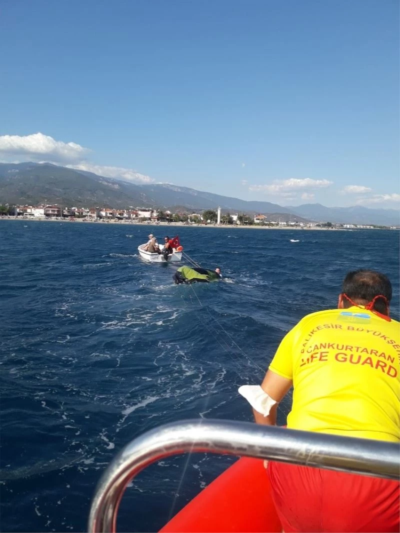 Edremit’te uçurtma sörfü yapan genç ve kurtarmaya gidenleri cankurtaranlar kurtardı
