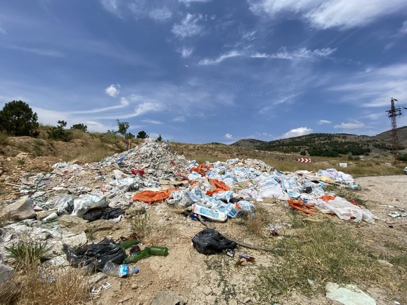 Sarıcakaya yolu çöp ve moloz yığınlarından kurtulamıyor
