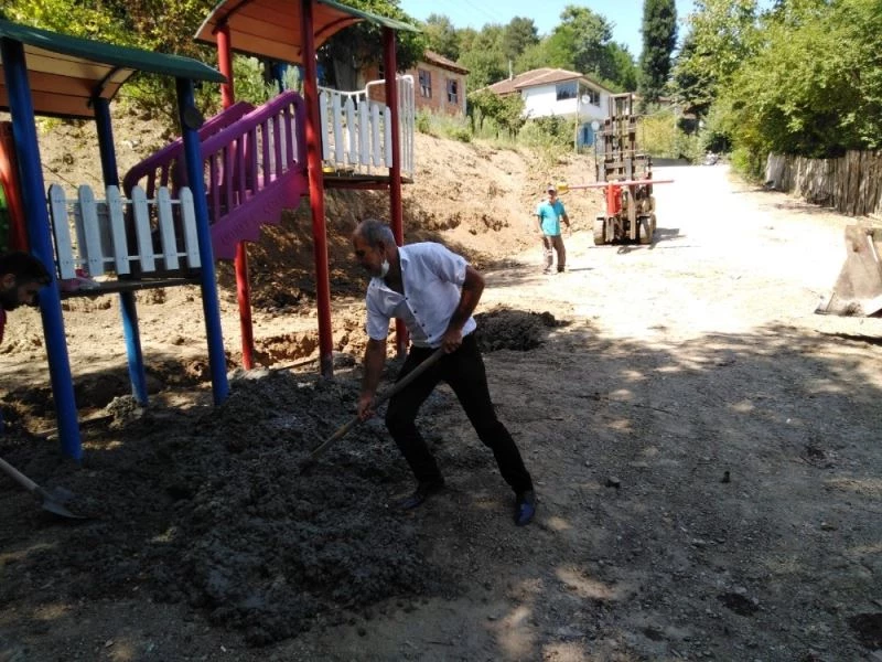 Belediye başkan yardımcısı küreği eline alıp işçilere yardım etti
