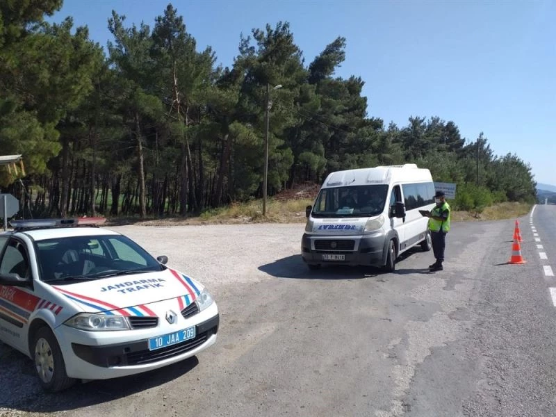 Jandarmada trafikte 4 bin 438 aracı denetledi
