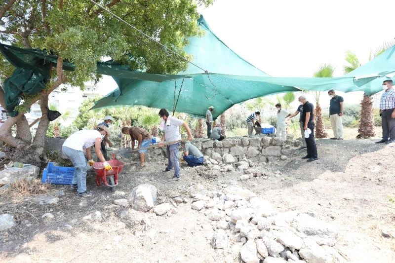 Aratos’un anıt mezarı kazılarında iç duvara ulaşıldı
