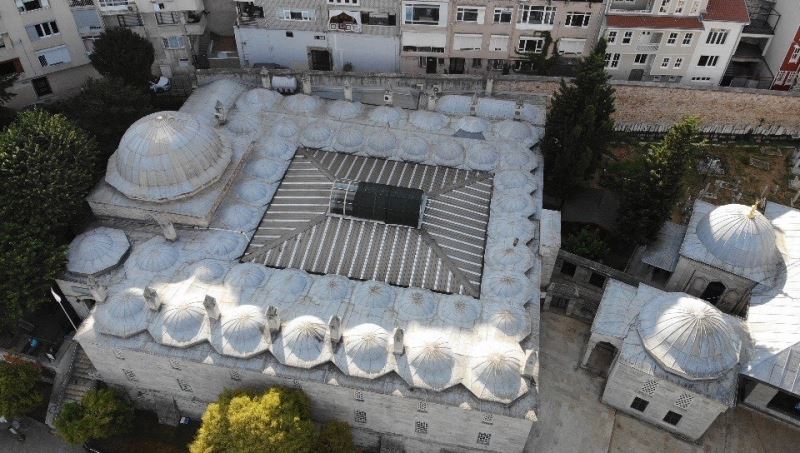 Tepkilerin ardından klima üniteleri kaldırılan 472 yıllık Mihrimah Sultan Cami Külliyesi havadan görüntülendi

