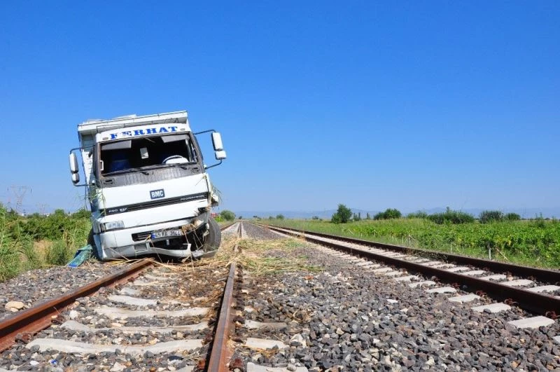 Lastiği patlayan kamyon tren raylarına girdi
