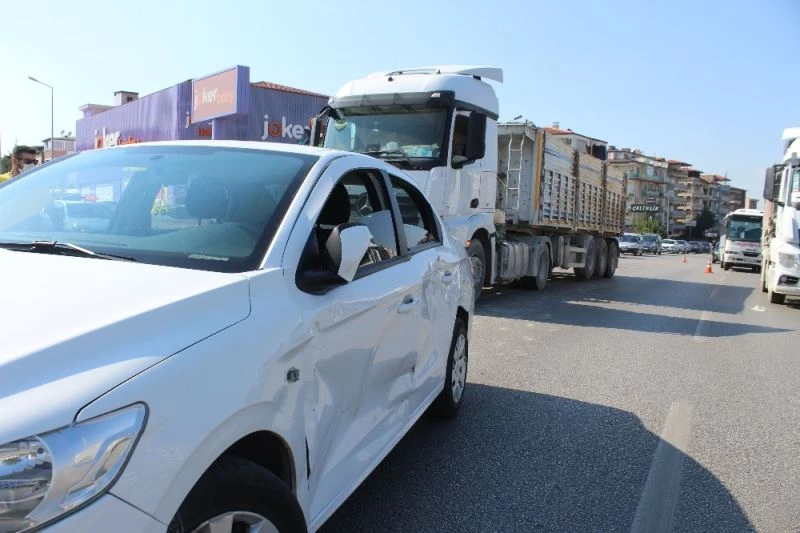Dikkatsiz sürücü şerit değiştirmek isterken kaza yaptı
