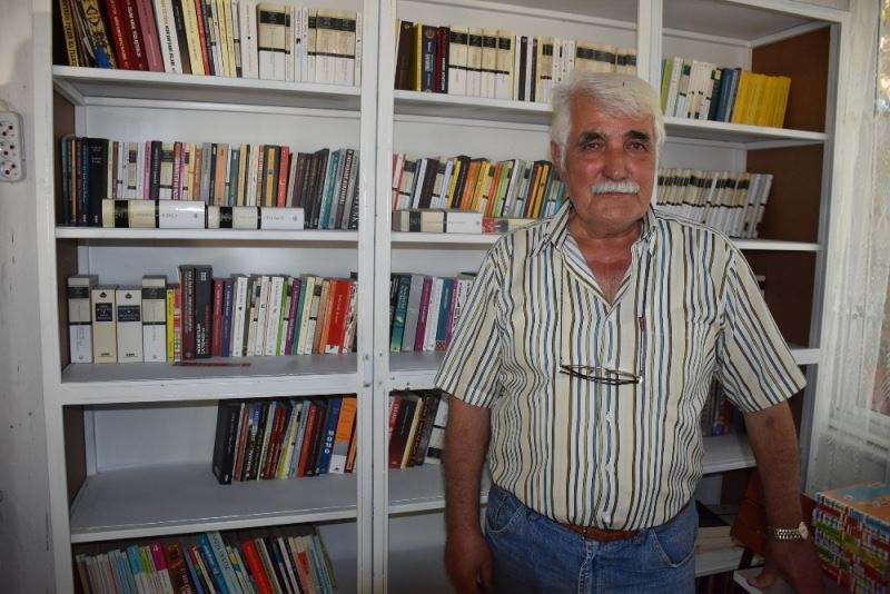 Emekli eğitim müfettişi, gençler okuma alışkanlığı kazansın diye 76 yaşında kütüphane kurdu
