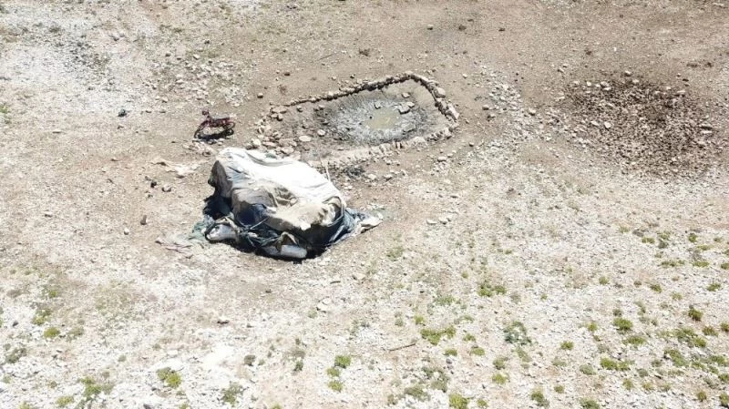 Kışın topladıkları ‘kar dağlarını’ yazın kesip kesip satıyorlar
