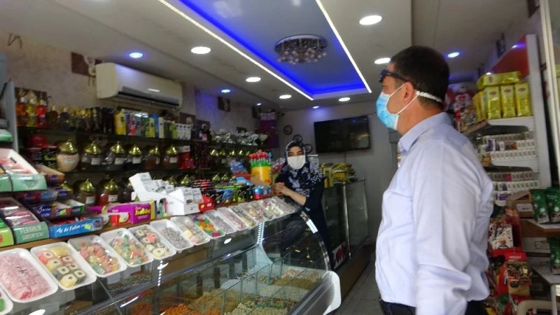Kozan Kaymakamı Gürçam, sokak sokak gezerek maske denetimi yaptı
