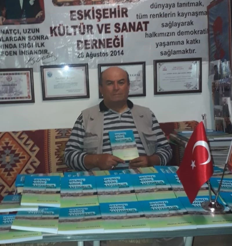 Eskişehirli şair Hamza Altıntaş’ın ‘Onuncu köyde yaşıyorum’ isimli ilk şiir kitabı yayınlandı
