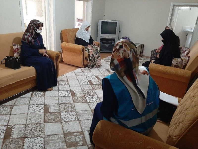 Din görevlisinden evi yanan aileye destek
