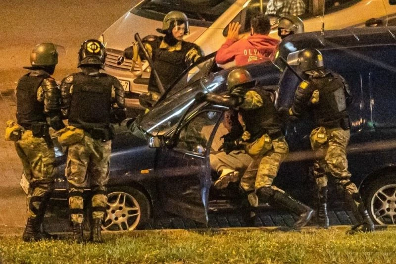 Çatışmaların devam ettiği Belarus’ta çok sayıda kişi gözaltına alındı
