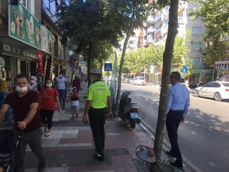 Kaldırımlara park edilen motosikletler kaldırıldı
