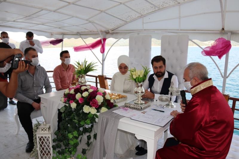 Salondan kaçtılar, baraj gölü ortasında teknede nikah kıydılar
