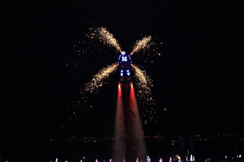 Flyboard gösterisi yürekleri ağza getirdi
