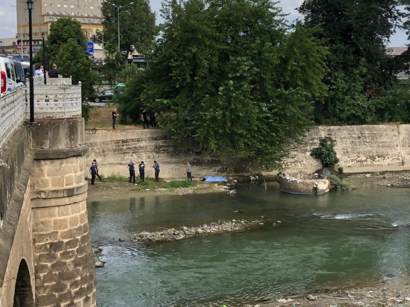 Değirmendere kenarında ölü olarak bulundu
