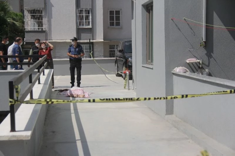 Rezidansın 13. katından düşüp öldü, komşuları balkonda kahve içti
