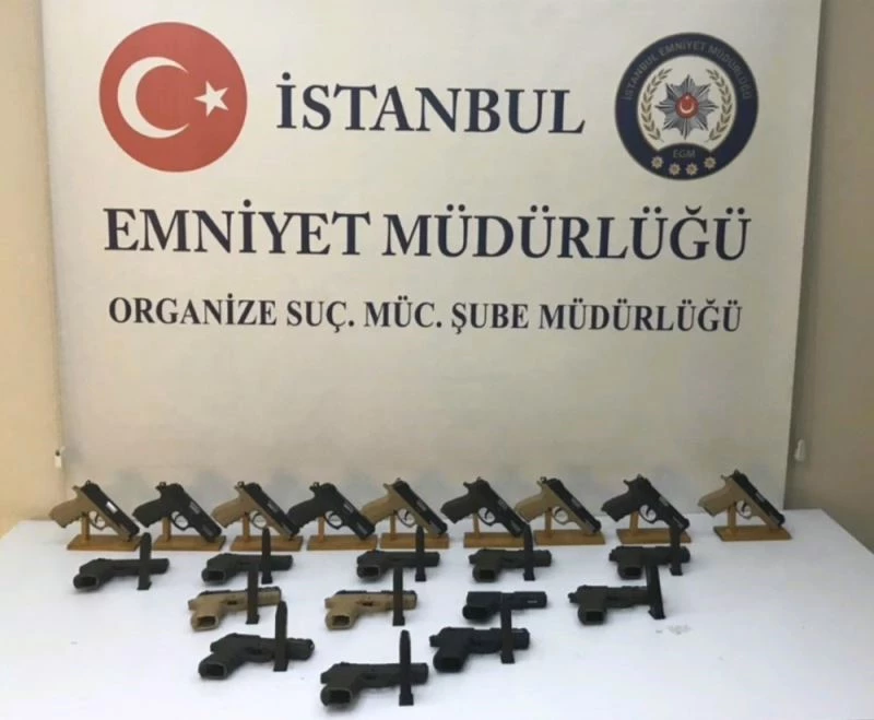 Küçükçekmece’de namlusu değiştirilen 21 adet tabanca ele geçirildi
