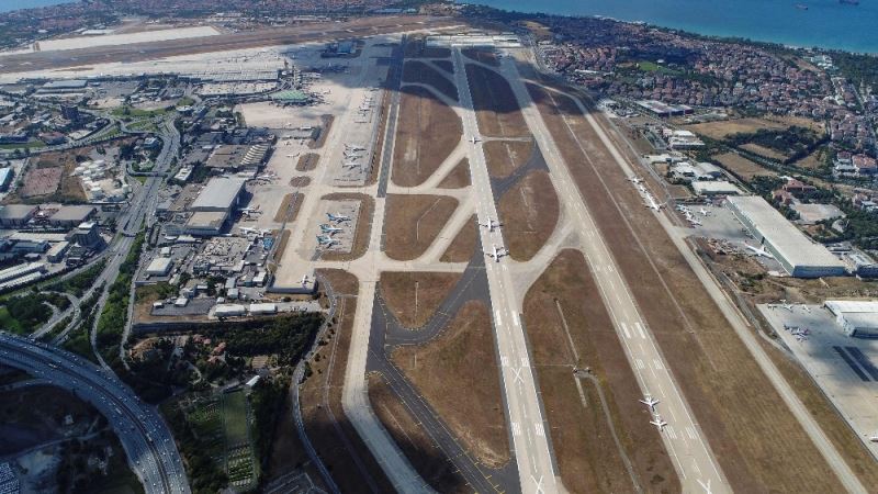 (ÖZEL) Seferler başlayınca Atatürk Havalimanı pistinde park eden uçaklar azaldı
