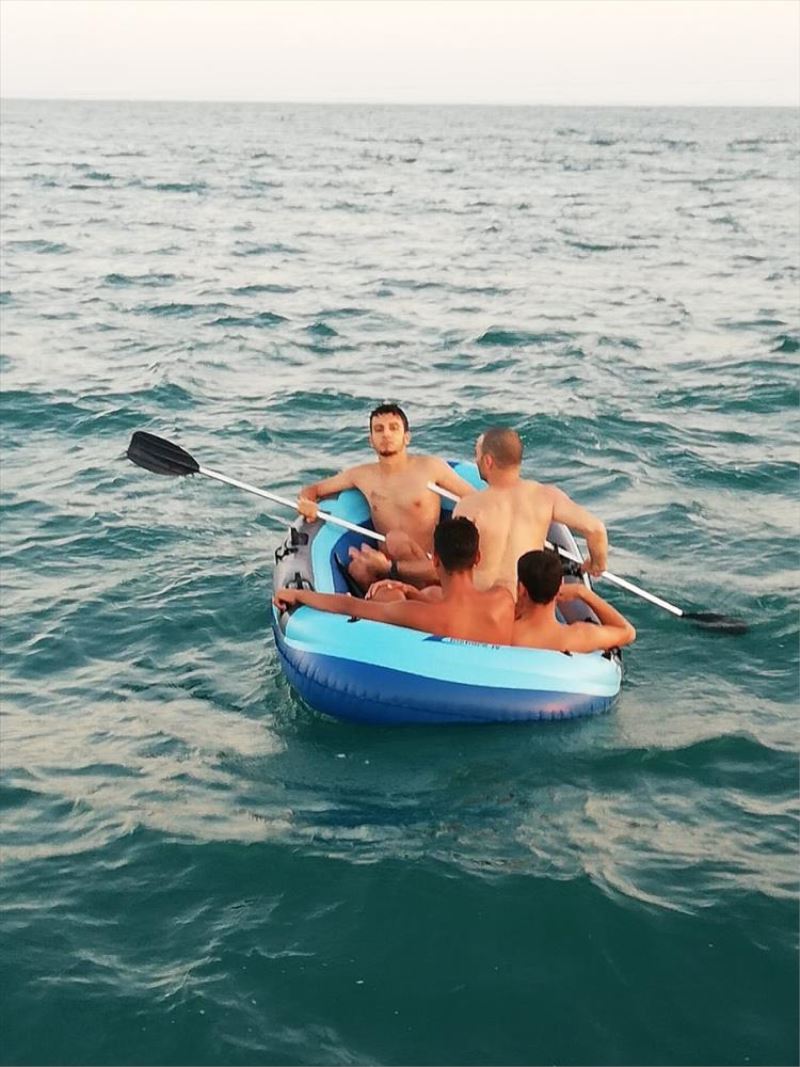 Lastik botla denizde mahsur kalan 4 kişi kurtarıldı