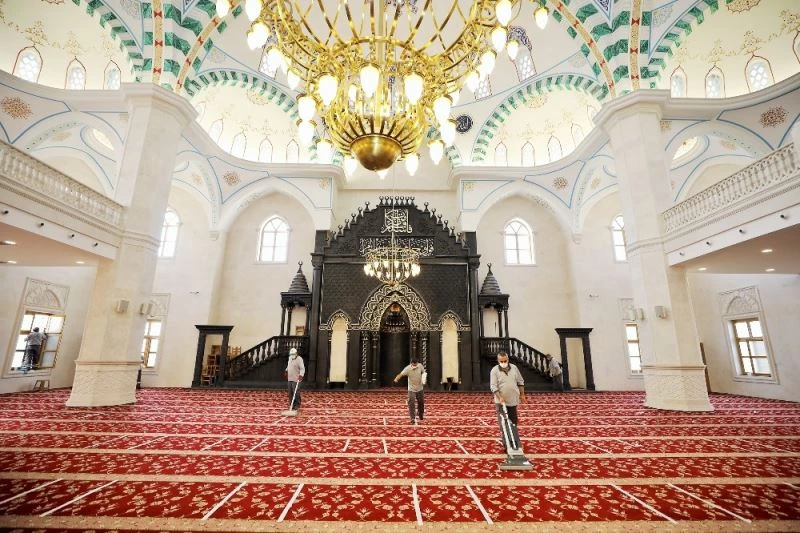 Camiler temizlenip dezenfekte ediliyor
