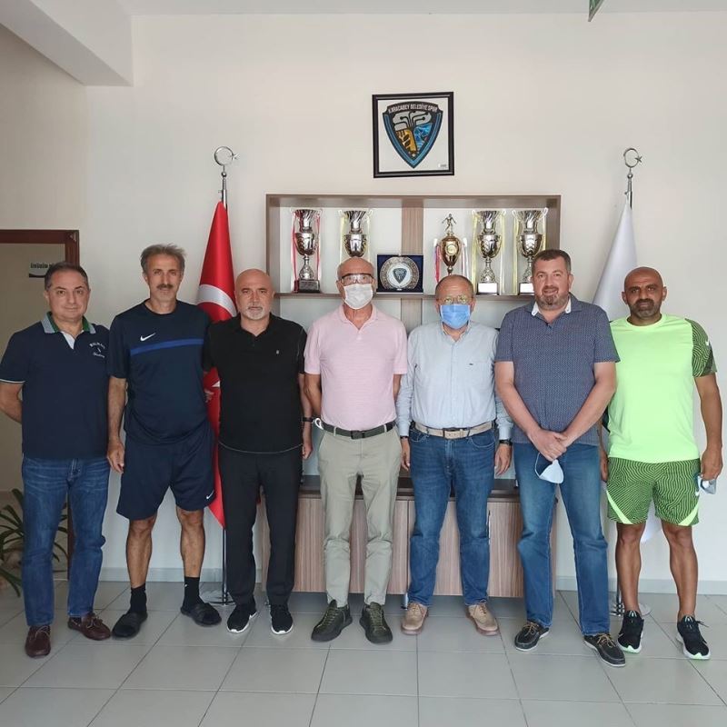 Hikmet Karaman’dan Karacabey Belediyespor’a ziyaret
