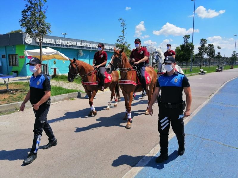 Atlı polis birlikleri Bostancı sahilde vatandaşları uyardı
