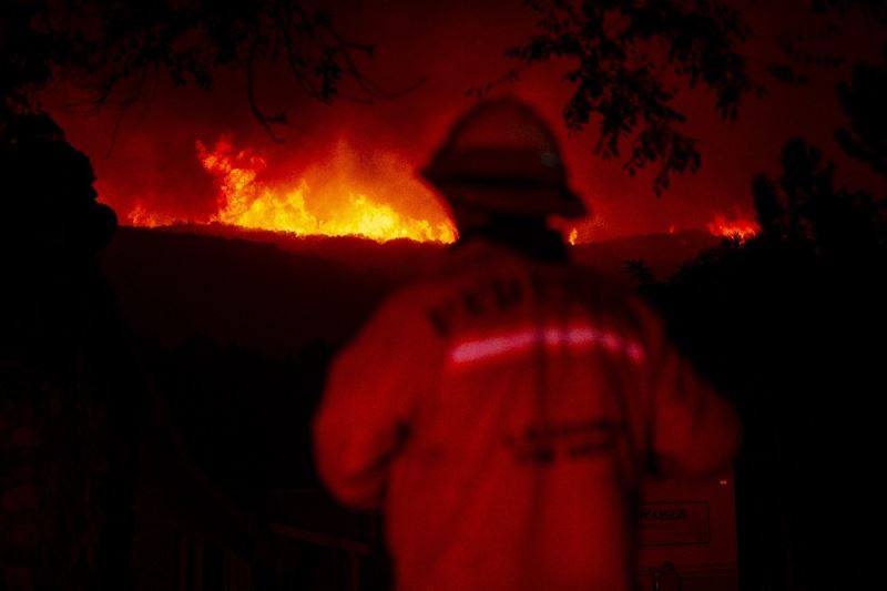 Los Angeles yakınlarında korkutan orman yangını
